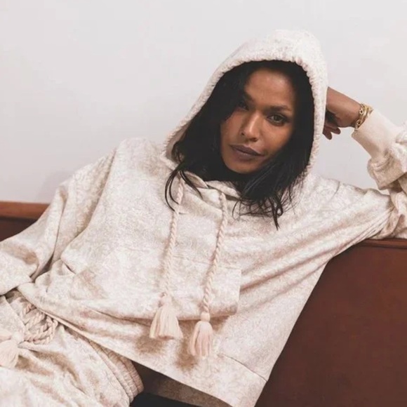 NWT Cleobella Organic Cotton Sweatshirt in Raja Block Print Beige - Picture 2 of 7